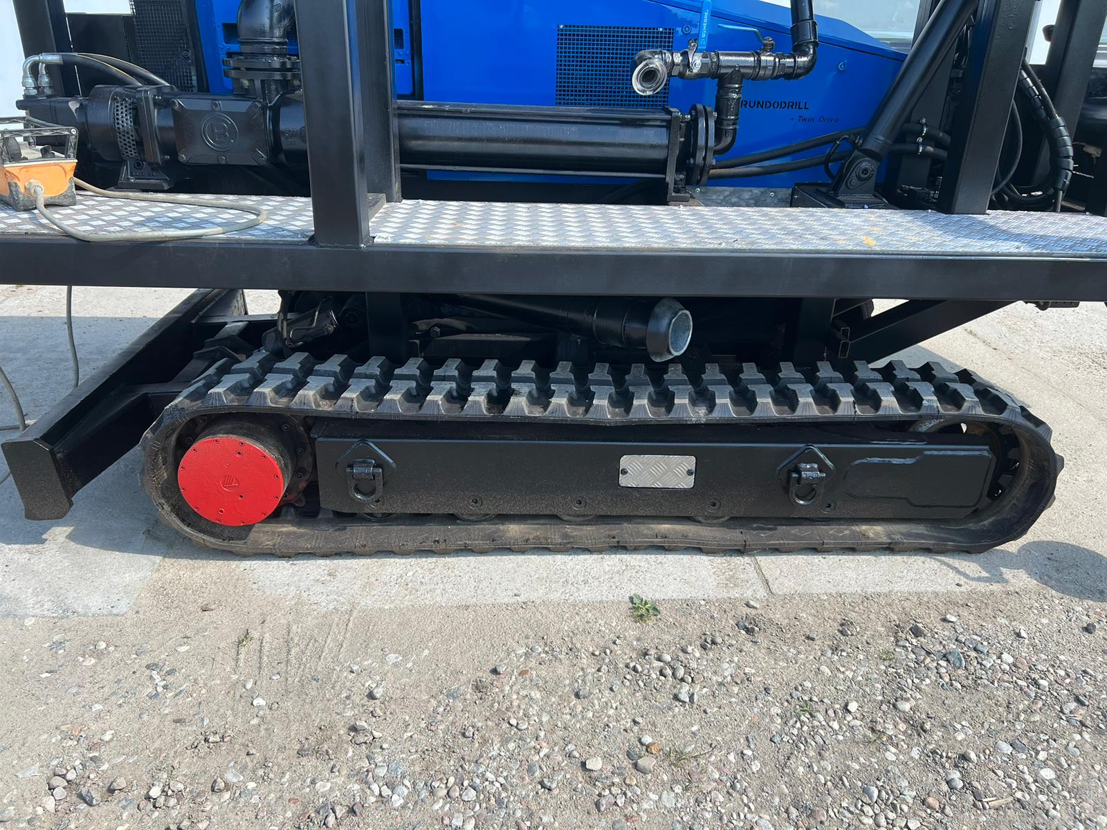 Wynajem wiertnicy z operatorem vs wypożyczalnia